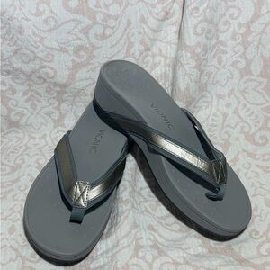 New Vionic High Tide II Pewter Metallic Wedge Thong Sandals Women’s size 10